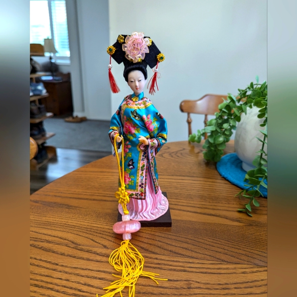 Handcrafted Japanese Doll. Silk dress. Geisha doll. 10 inches. Collectable. EUC.